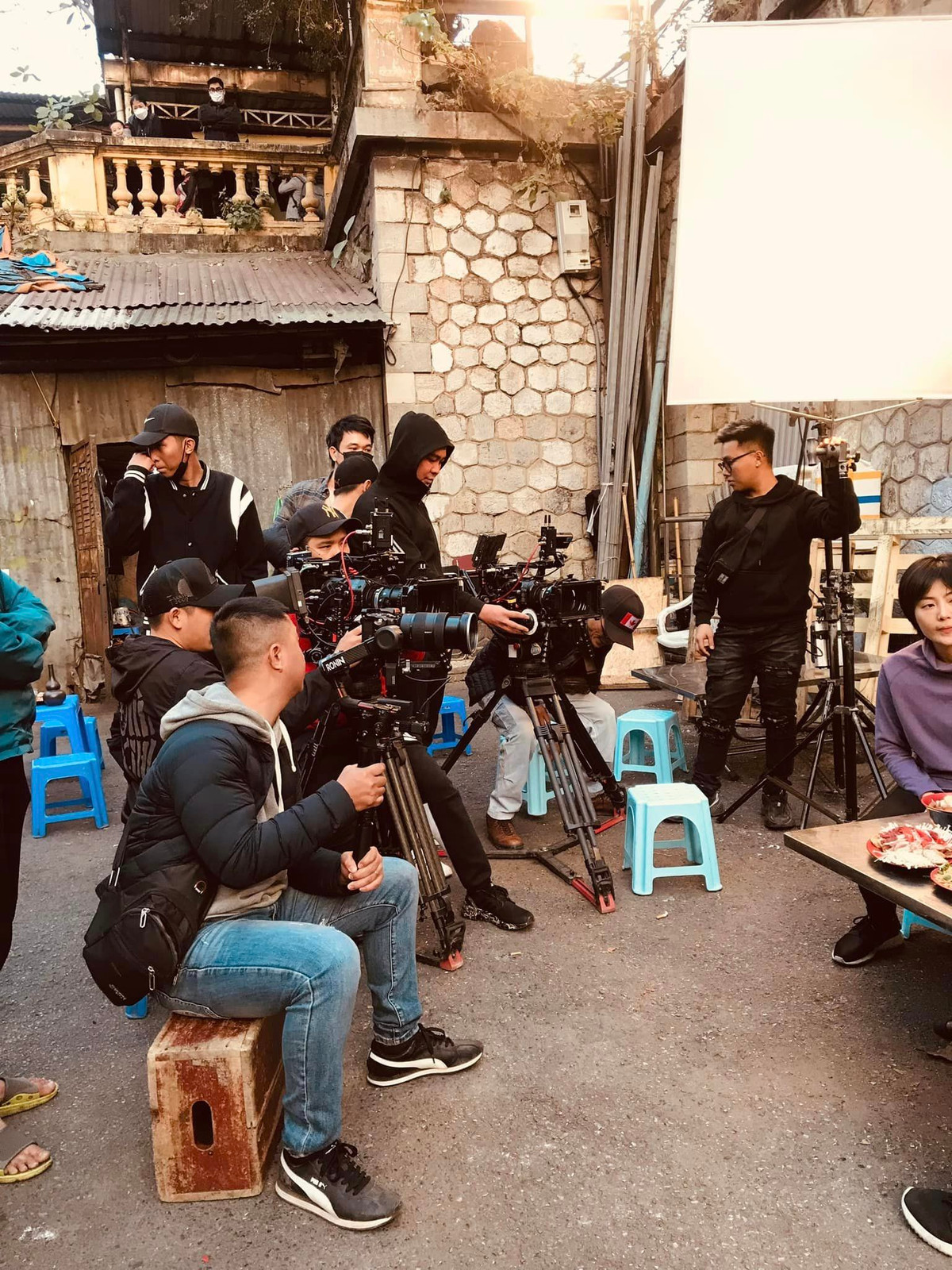 Ê-kíp làm phim hùng hậu. Ảnh: FB Phan Việt.