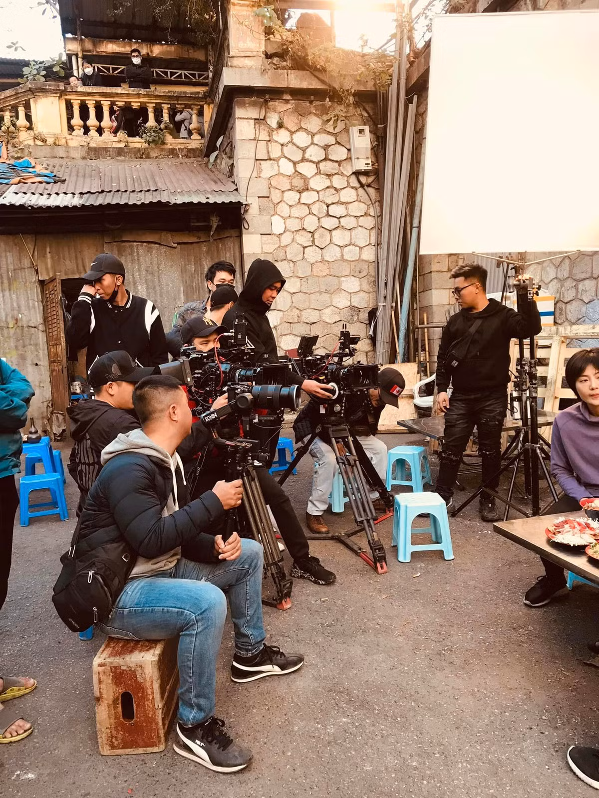 Ê-kíp làm phim hùng hậu. Ảnh: FB Phan Việt.