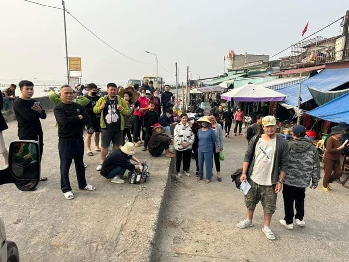 Một trong những cảnh hậu trường bối cảnh phim quay ở vùng biển Hậu Lộc, Thanh Hóa nhận được sự quan tâm của đông đảo người dân địa phương. Ảnh: Beat Hậu Lộc.