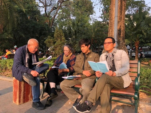 Đạo diễn Nguyễn Danh Dũng cùng dàn diễn viên NSƯT Thanh Quý, NSƯT Hoàng Hải và Tô Dũng chăm chú đọc kịch bản. Ảnh: Ê-kíp VFC