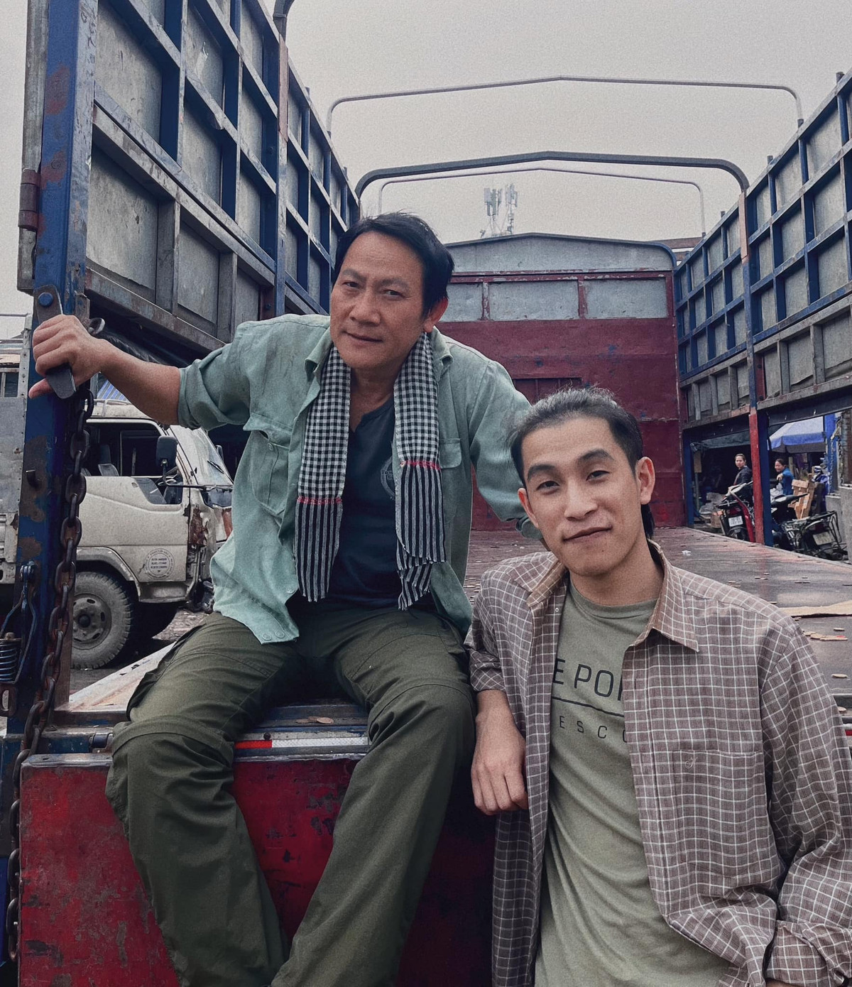 Khác với hình ảnh đạo mạo thường thấy trong các vai diễn trước đây, lần này, NSƯT Hoàng Hải vào vai người cha đơn thân làm bốc vác ở chợ với vẻ ngoài xù xì, bụi bặm. Ảnh: FB Phạm Tuấn Anh.