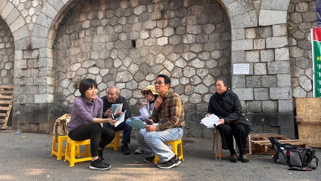 Dàn diễn viên chính trong phim hóa thân thành những người lao động nghèo khổ sống ở xóm gầm cầu giữa phố thị phồn hoa. Ảnh: Ê-kíp VFC