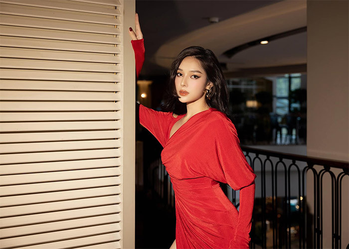 Người đẹp sinh năm 2000 từng hai lần thi vào trường Đại học Sân khấu Điện ảnh nhưng thất bại. Mặc dù không đỗ trường Đại học Sân khấu Điện ảnh nhưng người đẹp Thái Bình vẫn theo đuổi đam mê nghề diễn của mình và trở thành diễn viên tự do, được biết đến qua series hài "Coi thường chủ tịch và cái kết".