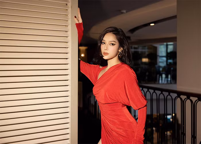 Người đẹp sinh năm 2000 từng hai lần thi vào trường Đại học Sân khấu Điện ảnh nhưng thất bại. Mặc dù không đỗ trường Đại học Sân khấu Điện ảnh nhưng người đẹp Thái Bình vẫn theo đuổi đam mê nghề diễn của mình và trở thành diễn viên tự do, được biết đến qua series hài "Coi thường chủ tịch và cái kết".