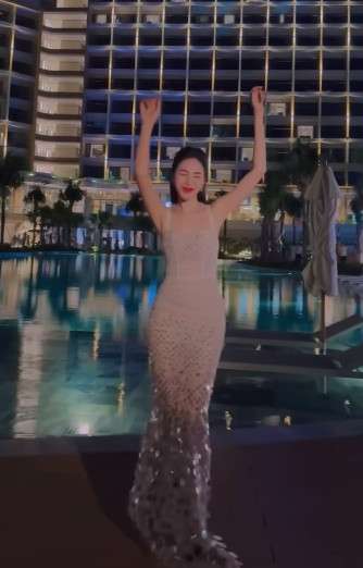 Nữ ca sĩ còn được khen vô cùng xinh đẹp và gợi cảm tại sự kiện thời trang.