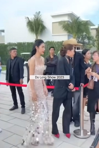 Khoảnh khắc Thủy Tiên vào chụp ảnh và giao "báu vật" của mình cho thợ làm tóc giữ.