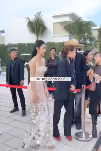 Khoảnh khắc Thủy Tiên vào chụp ảnh và giao "báu vật" của mình cho thợ làm tóc giữ.