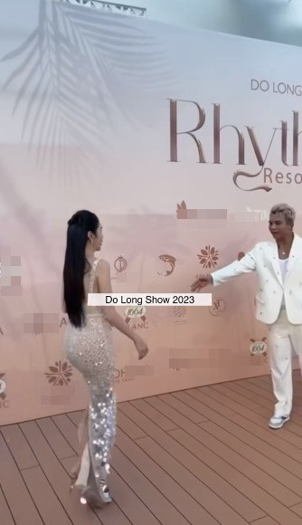 Người đẹp chẳng ngờ người em trong ê-kíp lại quăng chiếc nón của mình đi đâu mất tiêu.