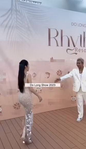 Người đẹp chẳng ngờ người em trong ê-kíp lại quăng chiếc nón của mình đi đâu mất tiêu.