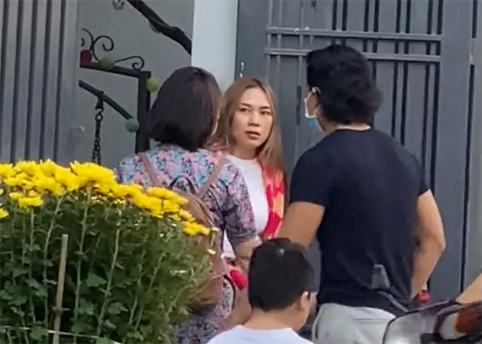 Dịp tết Nguyên đán năm 2011 rất nhiều người ghi lại được hình ảnh Mỹ Tâm đưa Mai Tài Phến về quê Đà Nẵng. Một khán giả tự nhận ở gần nhà nữ ca sĩ còn khẳng định, cả hai đã hẹn hò được 3 năm. (Ảnh: Vietnamnet)