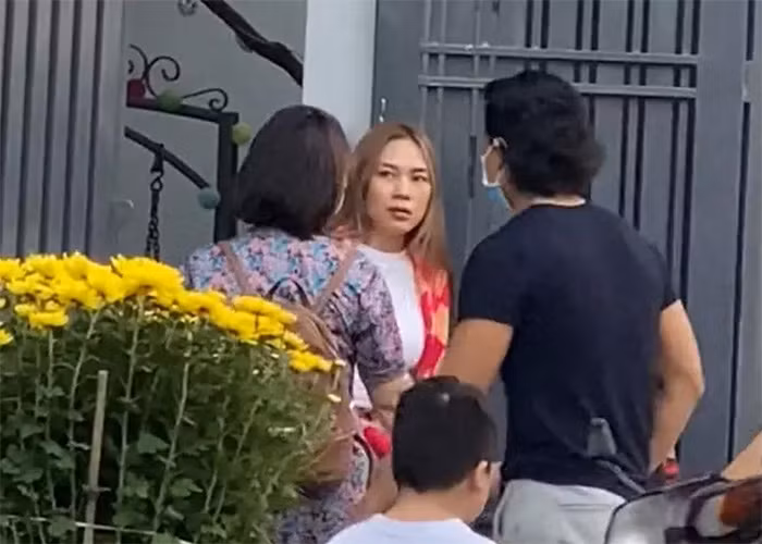 Dịp tết Nguyên đán năm 2011 rất nhiều người ghi lại được hình ảnh Mỹ Tâm đưa Mai Tài Phến về quê Đà Nẵng. Một khán giả tự nhận ở gần nhà nữ ca sĩ còn khẳng định, cả hai đã hẹn hò được 3 năm. (Ảnh: Vietnamnet)