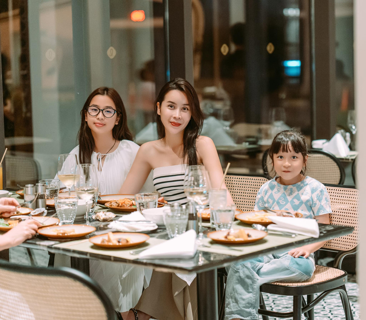 Hiện tại, ngoài công việc, mỹ nhân 8X dành thời gian chăm sóc cho hai cô con gái.