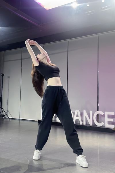 Trong hậu trường tập nhảy của "Chị đẹp đạp gió rẽ sóng" được mỹ nhân quê Nam Định hé lộ, nữ ca sĩ còn khiến dân tình xuýt xoa vì vóc dáng thon gọn, quyến rũ với vòng hai phẳng lì.