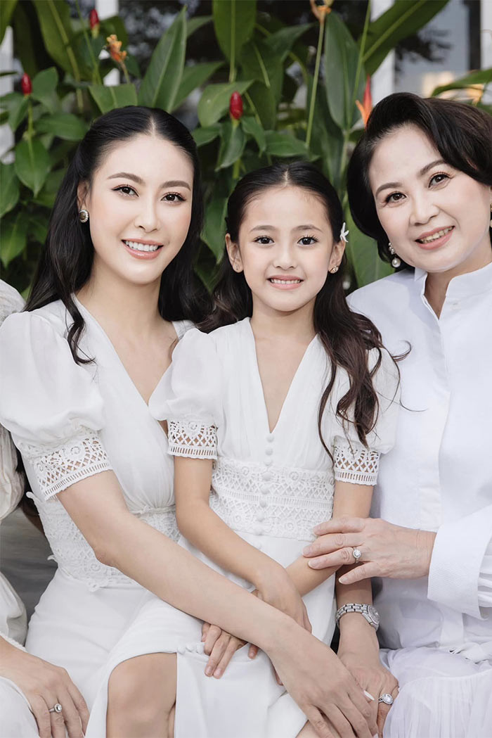 Bà Vương Kiều Oanh xuất thân trong gia đình gia giáo, bố từng là Thứ trưởng Bộ Xây dựng và là một kiến trúc sư giỏi. (Ảnh: FBNV)