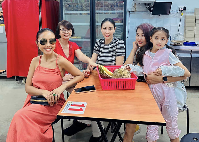 Hà Kiều Anh thường xuyên đưa mẹ đi du lịch cùng gia đình. (Ảnh: FBNV)