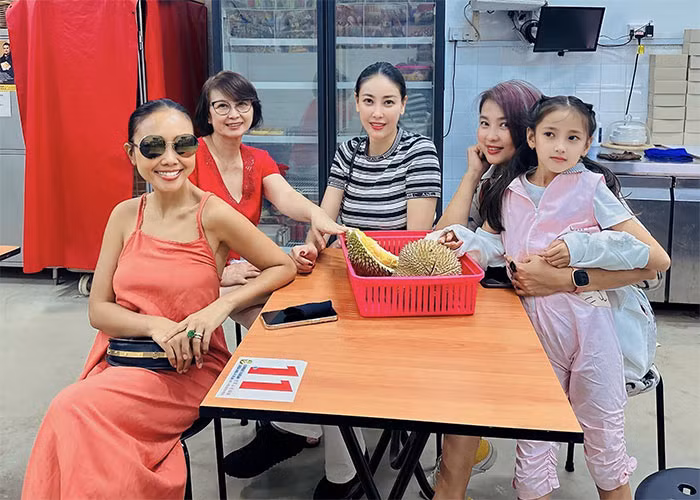 Hà Kiều Anh thường xuyên đưa mẹ đi du lịch cùng gia đình. (Ảnh: FBNV)