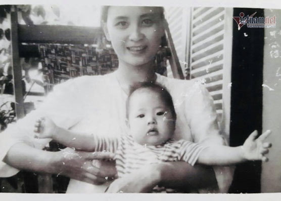 Bà Kiều Oanh bế con gái Hà Kiều Anh lúc nhỏ. (Ảnh: Vietnamnet)