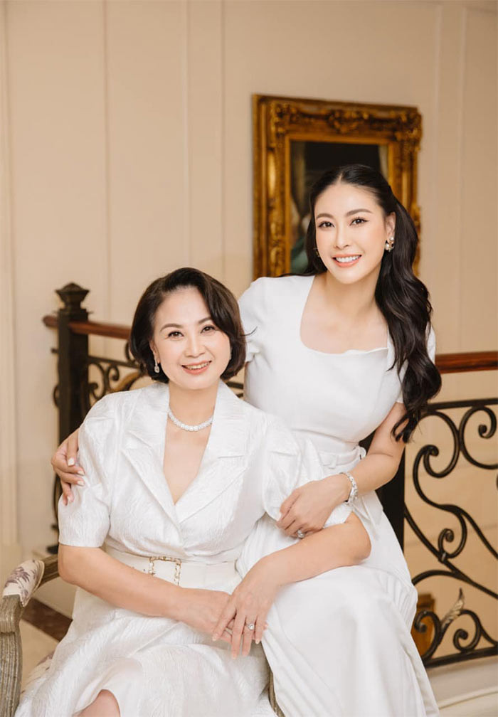 Sau khi ly hôn với người chồng đầu (bố của Hà Kiều Anh) bà Kiều Oanh đưa con gái, lúc đó mới 6 tuổi, vào TP HCM lập nghiệp. Ngày mới vào Nam, bà xin vào dạy ở trường Kiến trúc, sau đó một thời gian thì chuyển sang làm ở Bưu điện. (Ảnh: FBNV)