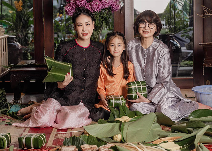 Hà Kiều Anh và mẹ luôn sát cánh bên nhau trong cuộc sống. Mẹ là người giúp cô thành công trong sự nghiệp. Ngày Hà Kiều Anh thi hoa hậu, mẹ cô ban đầu phản đối, nhưng rồi sau đó bà đã đi vay tiền để lo chi phí cho con đi thi. (Ảnh: FBNV)