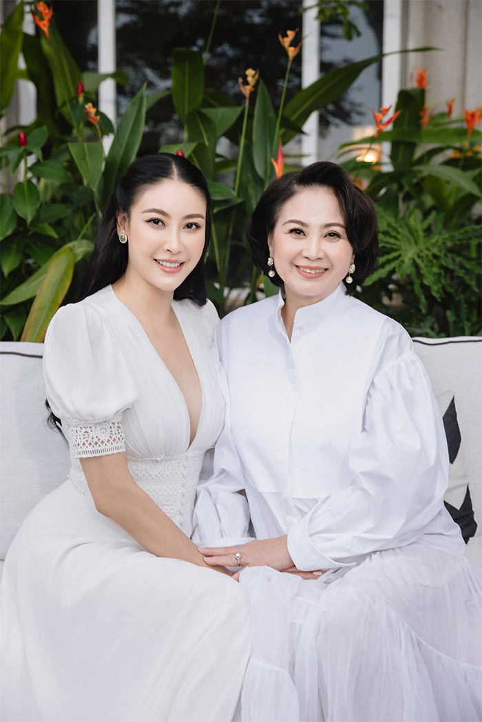 Ở tuổi thất thập, mẹ của Hoa hậu Hà Kiều Anh - bà Vương Kiều Oanh vẫn trẻ đẹp và luôn toát ra phong thái sang trọng. (Ảnh: FBNV)