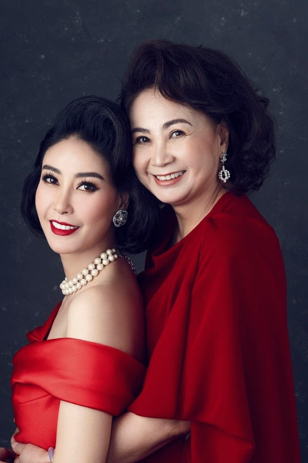 Trong mắt Hoa hậu Hà Kiều Anh, mẹ cô là một người vừa mạnh mẽ, vừa nhẹ nhàng, thích chăm sóc gia đình. (Ảnh: FBNV)