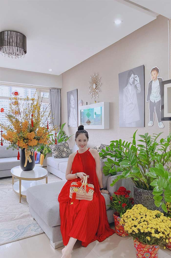 Sau một năm ly hôn chồng, nhờ chăm chỉ tham gia 4 dự án phim và liên tục xuất hiện trên các game show, Dương Cẩm Lynh đủ tiền mua một căn nhà và ổn định tài chính để lo cho con.