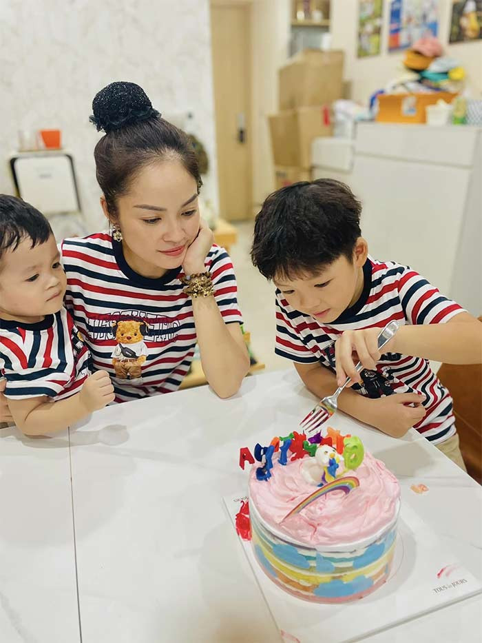 Tuy nhiên mối quan hệ này cũng không kéo dài bởi trong thời gian Cẩm Lynh mang thai con của hai người, bạn trai của cô đã ngoại tình với một người phụ nữ khác. Thời điểm đó Cẩm Lynh suy sụp tinh thần đến mức trầm cảm. Cô kể có những lúc 10 ngày cô không ăn uống, thậm chí gục ngã đến mức nghĩ mình không thể nuôi nổi hai con.