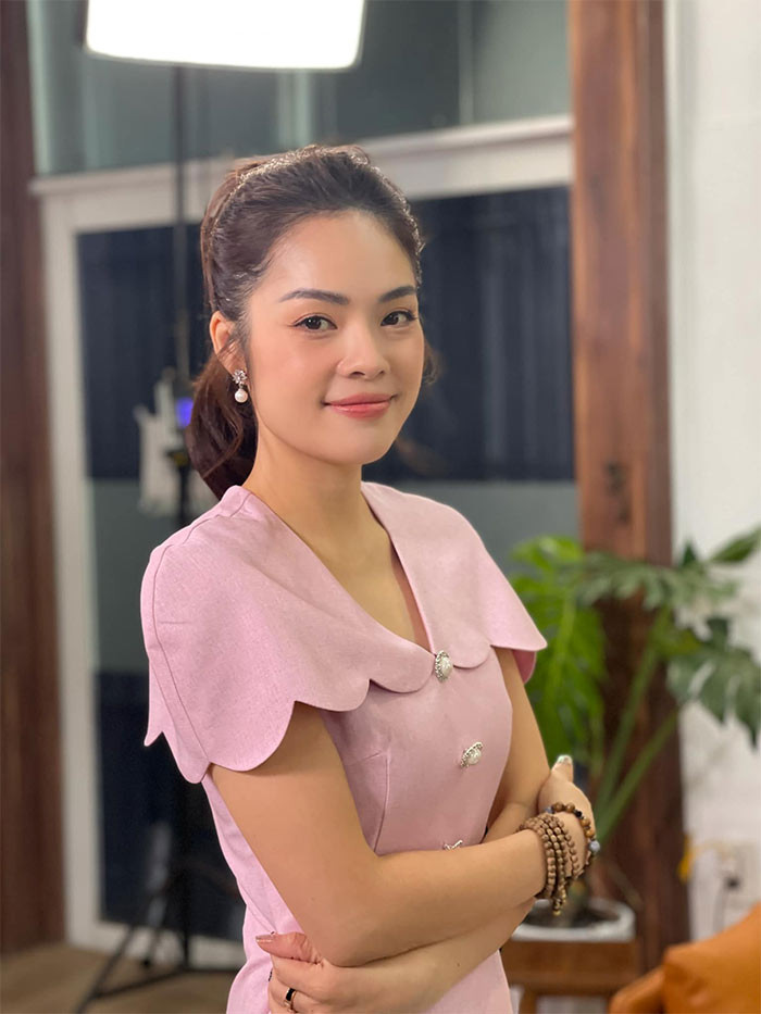 Dương Cẩm Lynh bước chân vào showbiz sau khi đoạt giải Á hậu điện ảnh năm 1999. Cô từng quen mặt với khán giả qua nhiều phim như: "Mặt nạ máu", "Sóng đời", "Hoa dại", "Có lẽ nào ta yêu nhau"...