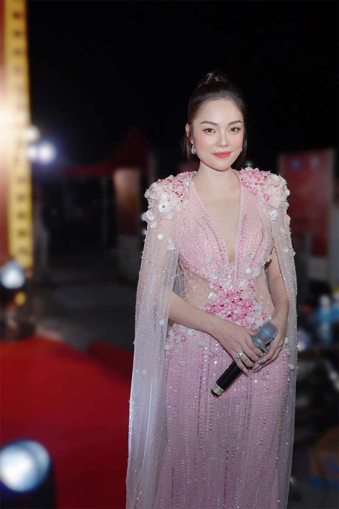 Ngoài nghệ thuật, Dương Cẩm Lynh còn bán hàng online để có thêm thu nhập. Bà mẹ một con chia sẻ, cô vẫn giữ mối quan hệ tốt với chồng cũ và khi quá bận đi làm, cô có thể nhờ anh chăm sóc hộ con trai.