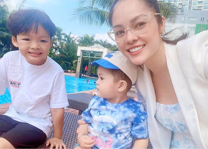 Hai con trai là động lực để Dương Cẩm Lynh quay trở lại với công việc. Bà mẹ hai con đã nỗ lực hết sức để chăm sóc con, đặc biệt khi bé trai thứ hai còn không được bố đẻ ngó ngàng tới.