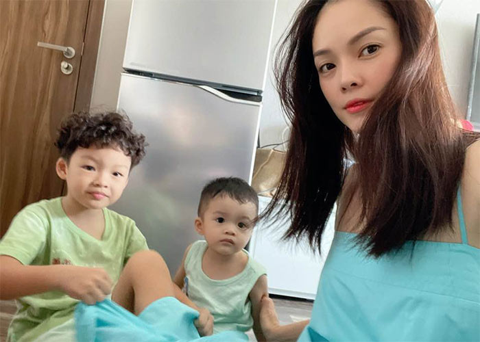 Sau khi chia tay bạn trai, cô vừa phải nuôi hai con vừa trả lãi cho số tiền vay gần 6 tỷ đồng. Hiện mỗi tháng Dương Cẩm Lynh phải trả 200 triệu đồng/tháng cả gốc và lãi.