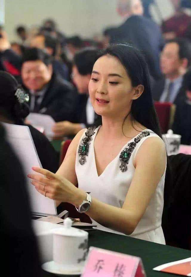 Vài năm gần đây khi chồng kinh doanh thua lỗ, vỡ nợ, Vương Diễm trở lại với showbiz, đi đóng phim, tham gia show truyền hình để duy trì cuộc sống. Tuy nhiên, nữ diễn viên cho biết, cô tham gia đóng phim vì nhớ nghề và đam mê. (Ảnh: Sohu)