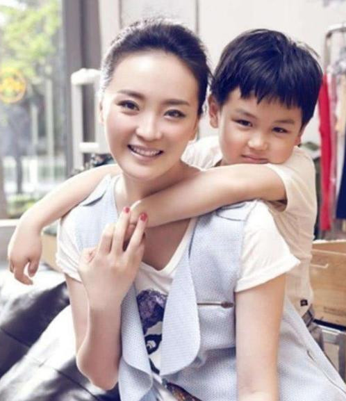 Sau khi kết hôn, theo mong muốn của mẹ chồng và gia đình nhà chồng, Vương Diễm phải rời xa showbiz và toàn tâm toàn ý làm bà nội trợ chăm lo cho gia đình. (Ảnh: inf.news)