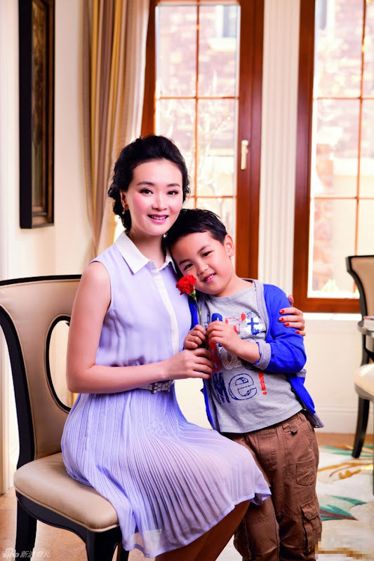 Tuy nhiên, vì không đóng góp gì về mặt tài chính cho gia đình nhà chồng nên nàng Tình Nhi cách cách không có tiếng nói gì trong gia đình. Thậm chí cô cũng không dạy nổi con trai ruột Cầu Cầu, cậu bé khinh thường mẹ ra mặt. Năm 2016, Vương Diễm và con trai tham gia một show truyền hình thực tế. Vì được chiều chuộng từ nhỏ nên Cầu Cầu hay cáu gắt, khi khó chịu thì giơ tay tát mẹ, còn gọi Vương Diễm là "đầu heo". (Ảnh: Chinesedrama)