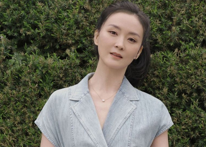 Theo Sina, hàng ngày, Vương Diễm phải quỳ gối xuống rửa chân cho mẹ chồng. Cô còn bị con riêng của chồng - Vương Sóc, chỉ kém Vương Diễm 8 tuổi, tát thẳng vào mặt trong một lần hai người mâu thuẫn. (Ảnh: Sina)