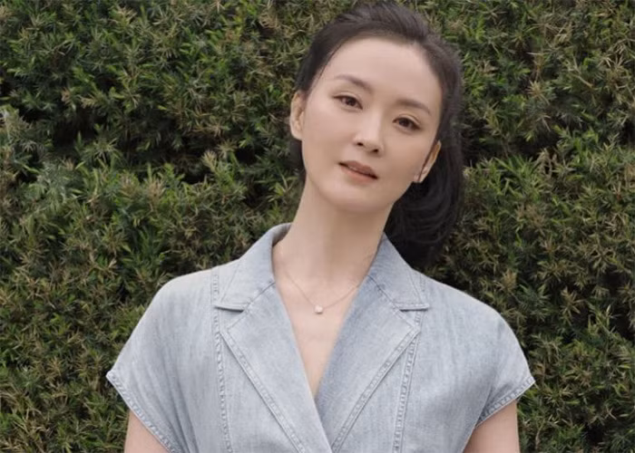 Theo Sina, hàng ngày, Vương Diễm phải quỳ gối xuống rửa chân cho mẹ chồng. Cô còn bị con riêng của chồng - Vương Sóc, chỉ kém Vương Diễm 8 tuổi, tát thẳng vào mặt trong một lần hai người mâu thuẫn. (Ảnh: Sina)