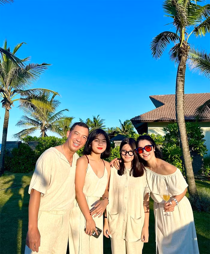 Khi đang ở đỉnh cao sự nghiệp, Xuân Nhị bị xơ thanh quản và phải ngừng ca hát. Cô chuyển hướng sang kinh doanh thời trang và gặt hái được thành công trong lĩnh vực này.