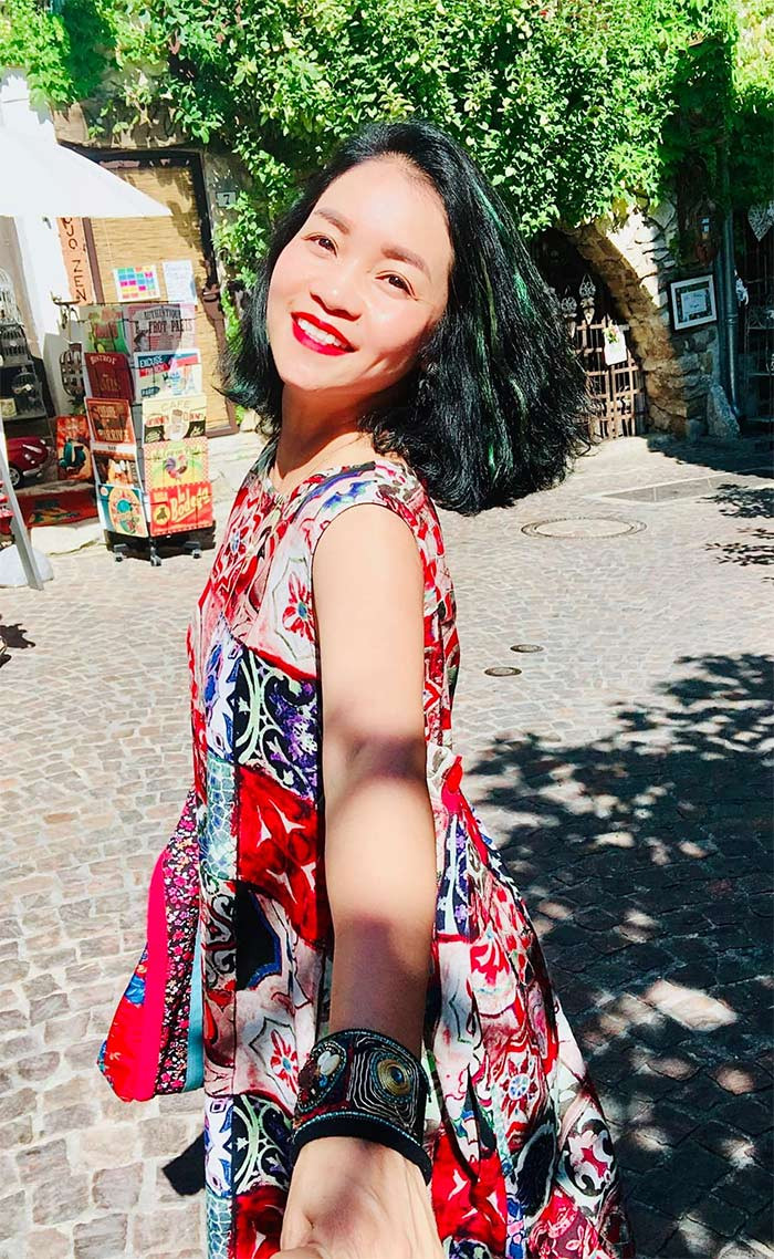 Sau khi nhóm nhạc Con gái tan rã, năm 2005 Xuân Nhị thành lập lại nhóm với hai thành viên mới là Hằng Nga và Ánh Tuyết.