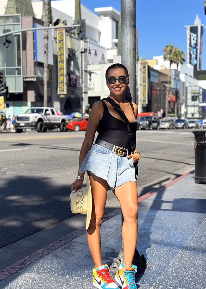 Một thời gian sau, Nguyệt Anh sang Mỹ định cư và hát trên sân khấu trung tâm ca nhạc nổi tiếng tại hải ngoại. Với ngoại hình đẹp và lối trình diễn bốc lửa, không lâu sau đó, Nguyệt Anh trở thành một trong số các ca sĩ của dòng nhạc trẻ được yêu thích nhất tại sân khấu hải ngoại.