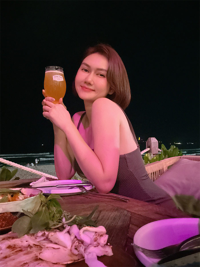 Đây là lần đầu tiên Hương Giang đăng ảnh tình tứ với một người đàn ông sau hơn một năm chia tay nam diễn viên Đình Tú.