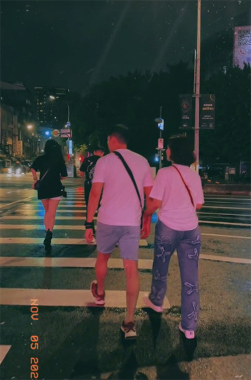 Ngay sau đó trên TikTok của mình nữ diễn viên sinh năm 1989 lại đăng một video nắm tay một người đàn ông rất tình cảm và viết: "Một ngày nếu chúng ta không muốn nói gì với nhau nữa... thì cứ nói yêu nhau đi".