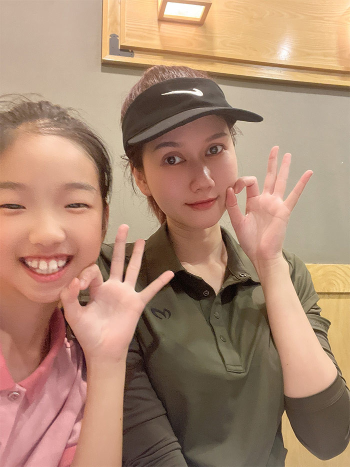 Trước khi yêu Đình Tú, Hương Giang từng kết hôn và có một cô con gái nhưng cuộc hôn nhân đó của nữ diễn viên nhanh chóng kết thúc.