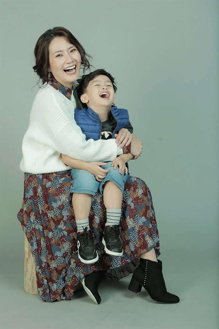 Nữ diễn viên "Mặt nạ gương" thường xuyên đưa con trai Louis đi du lịch khắp nơi trong và ngoài nước.