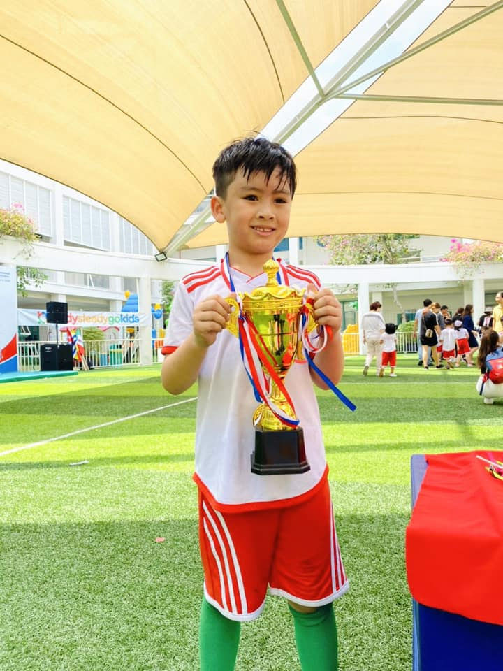 Bé Louis còn được mẹ cho học trường quốc tế với chi phí đắt đỏ.