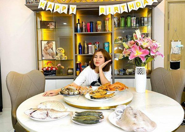 Ly hôn chưa bao lâu, nhờ chăm chỉ đóng phim, làm MC, Ngọc Lan đã đủ tiền mua một căn hộ chung cư 97 m2 với hai phòng ngủ, 1 phòng khách, 1 phòng làm việc. Căn nhà tiền tỷ này chỉ là một trong số những bất động sản mà của Ngọc Lan để phục vụ cho thuê kiếm tiền nuôi con.