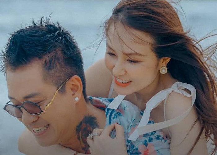 Hương Baby (tên thật là Trần Thu Hương) là một trong những hot girl đời đầu của Hà thành. Sau khi kết hôn với ca sĩ Tuấn Hưng, cô rút khỏi showbiz, tập trung kinh doanh riêng và chăm sóc chồng con.