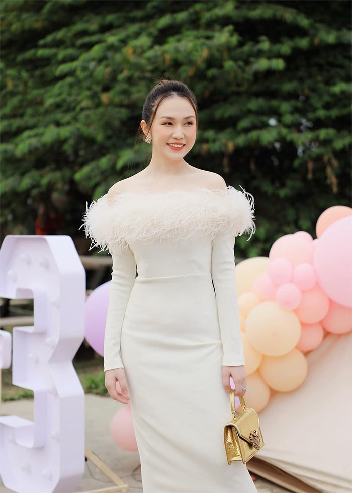 Người đẹp sinh năm 1991 không chỉ xinh đẹp mà còn rất giỏi kinh doanh. Cô đang là chủ của chuỗi cửa hàng làm đẹp mang thương hiệu riêng.