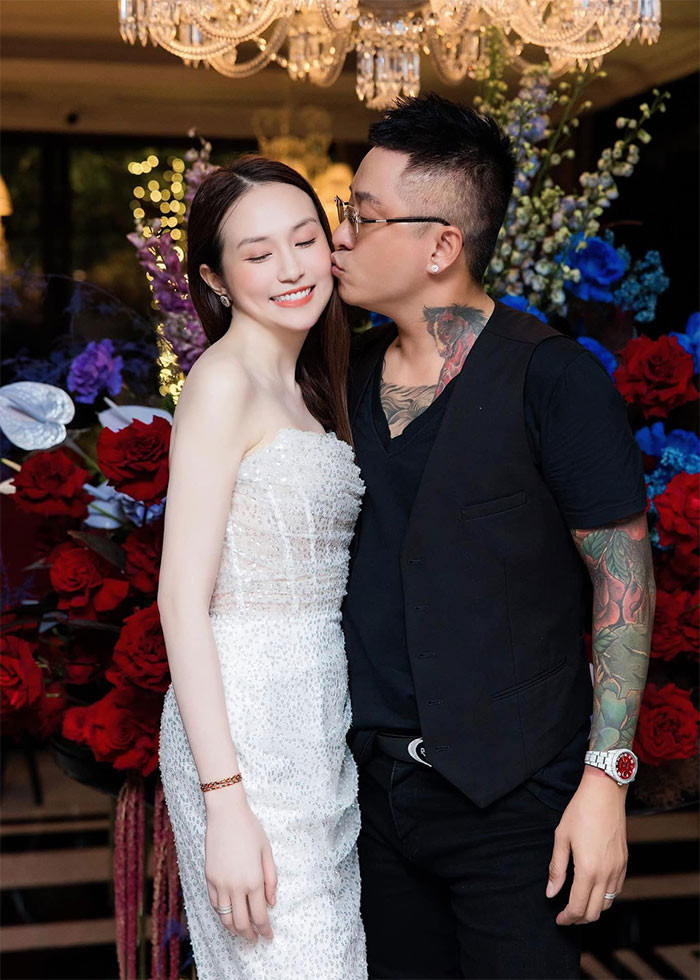 Hương Baby sở hữu làn da trắng sáng, khuôn mặt ưa nhìn và vóc dáng gọn gàng.