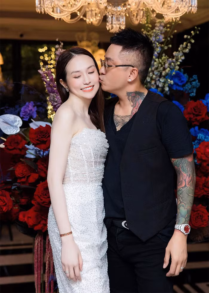 Hương Baby sở hữu làn da trắng sáng, khuôn mặt ưa nhìn và vóc dáng gọn gàng.