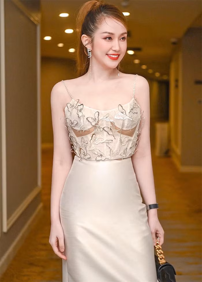 Sau 9 năm kết hôn và sinh ba con, vợ Tuấn Hưng vẫn sở hữu nhan sắc xinh đẹp, vóc dáng gợi cảm.